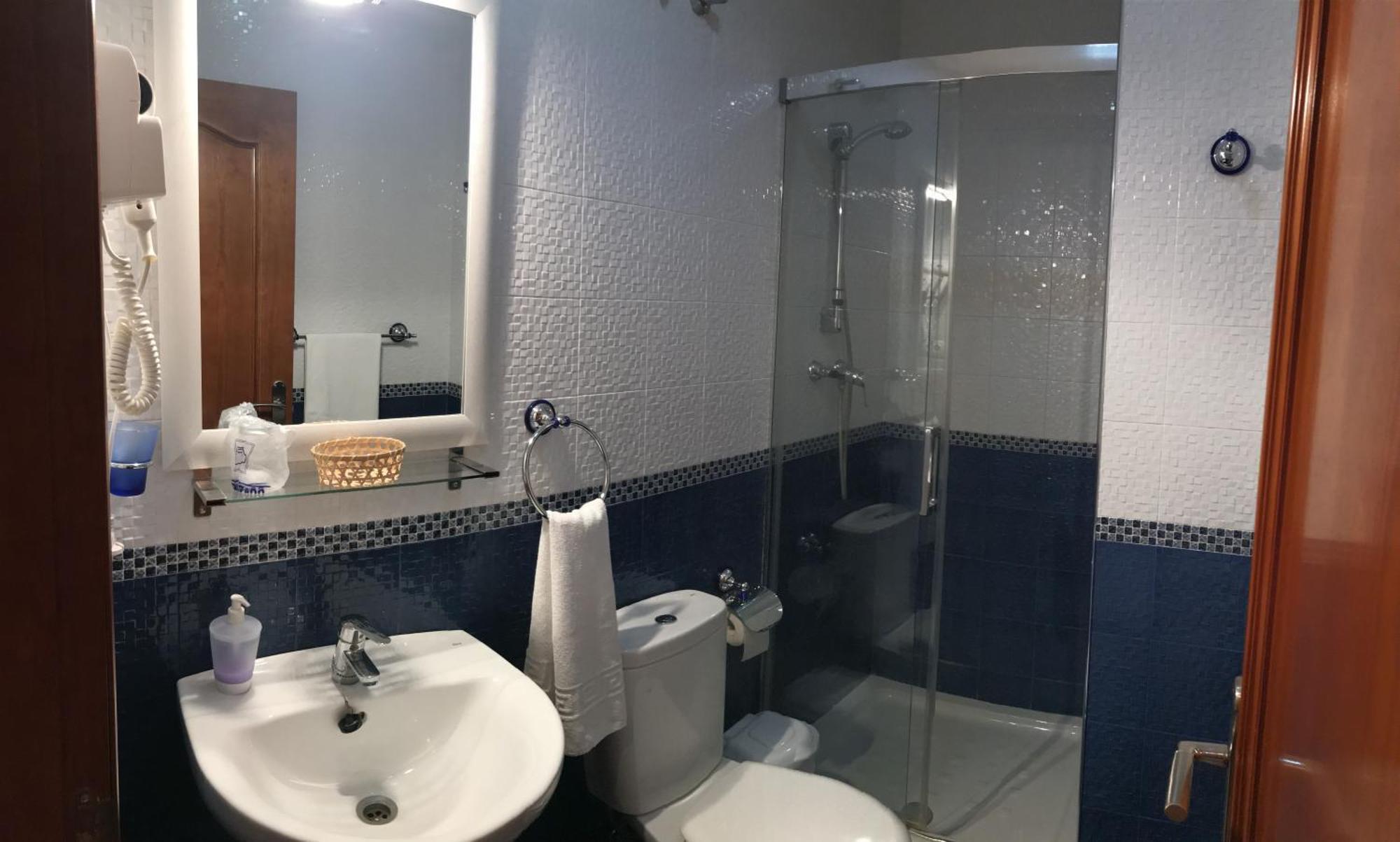 טברנס Hostal Avenida מראה חיצוני תמונה
