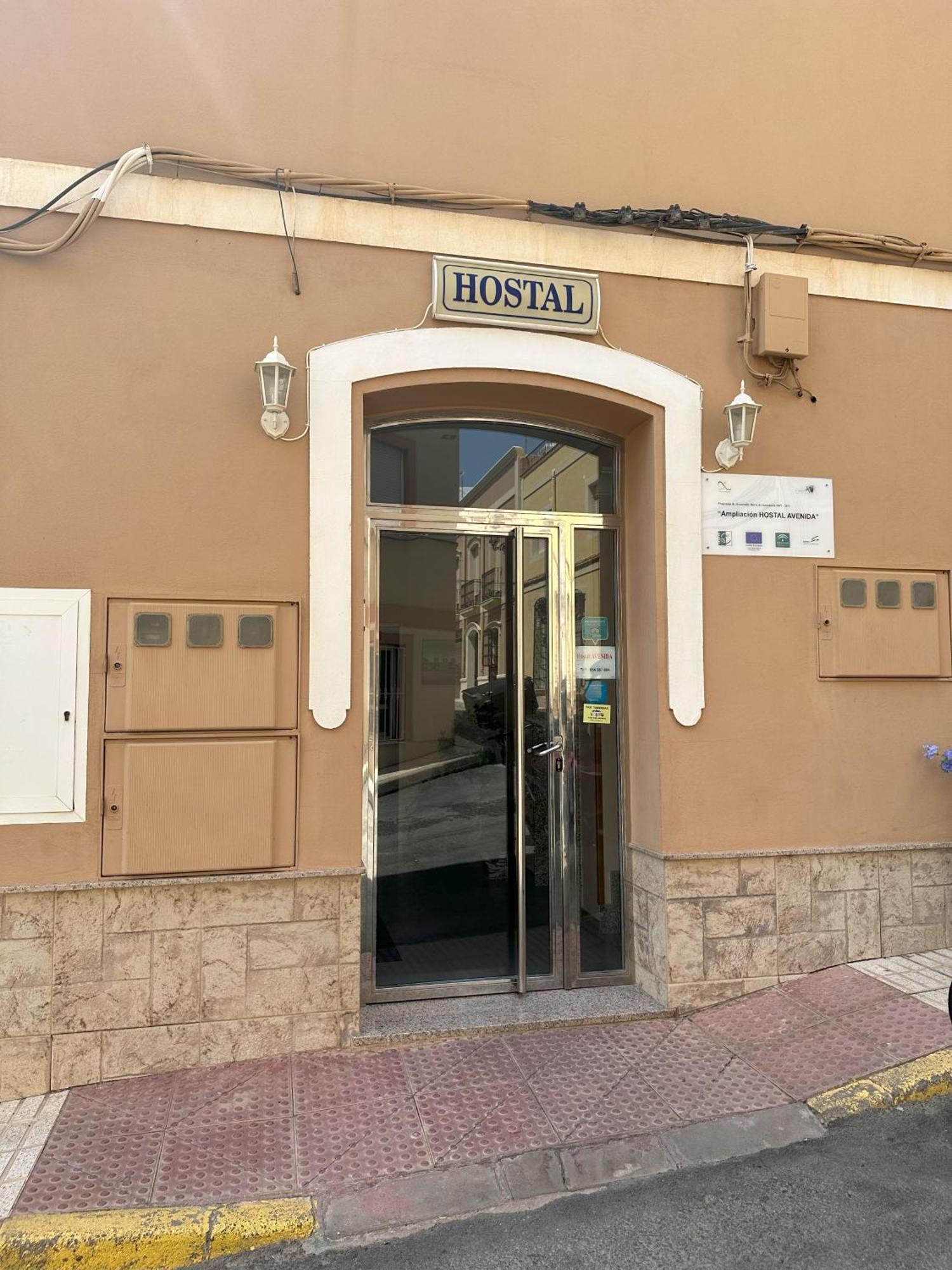 טברנס Hostal Avenida מראה חיצוני תמונה