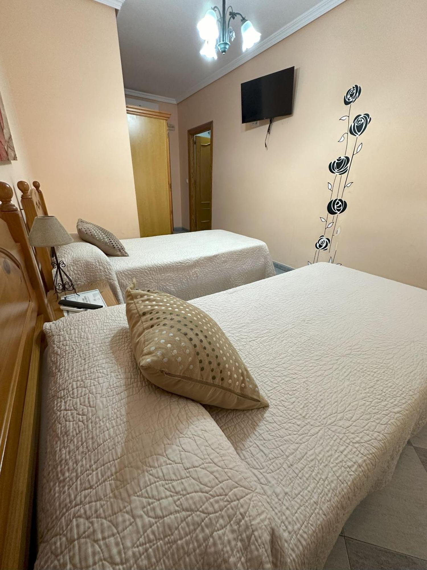 טברנס Hostal Avenida מראה חיצוני תמונה
