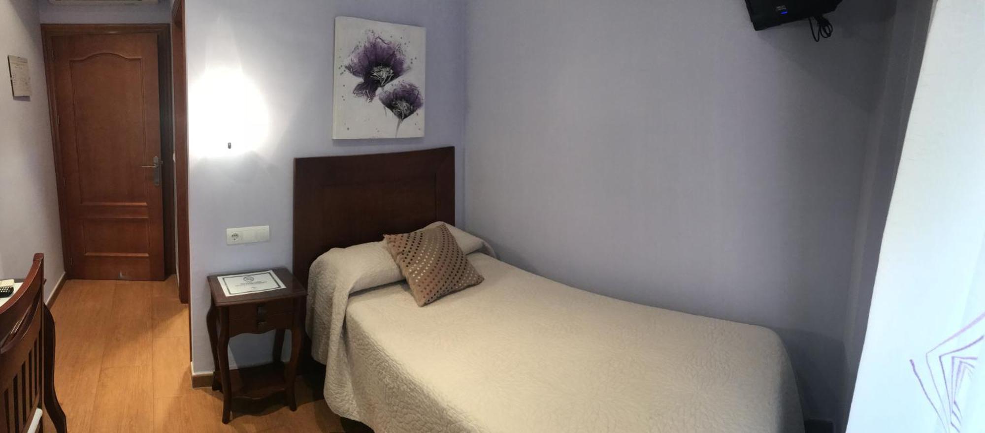 טברנס Hostal Avenida מראה חיצוני תמונה
