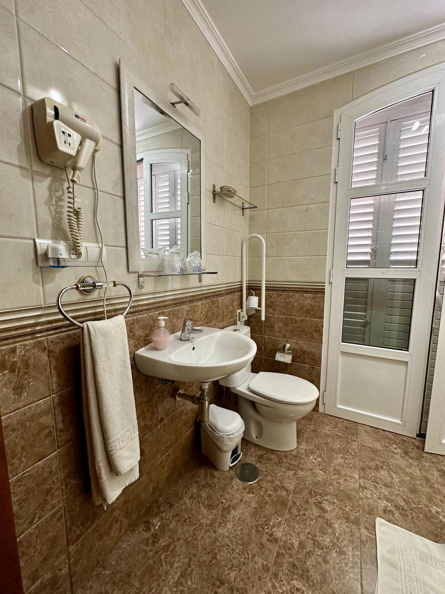 טברנס Hostal Avenida מראה חיצוני תמונה