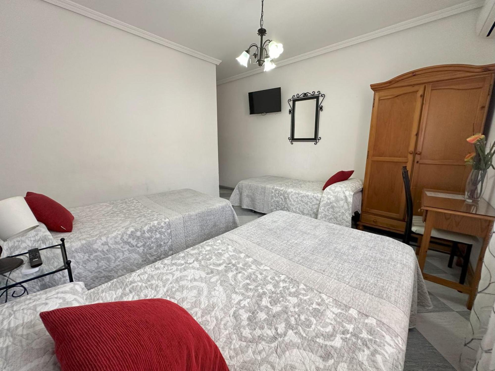 טברנס Hostal Avenida מראה חיצוני תמונה