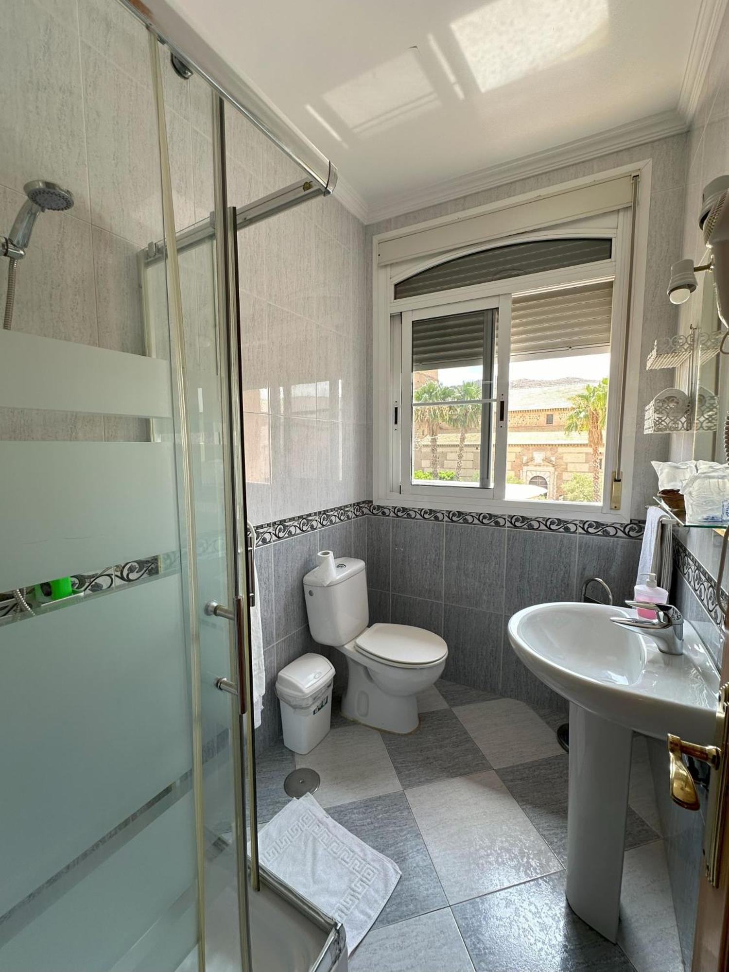 טברנס Hostal Avenida מראה חיצוני תמונה