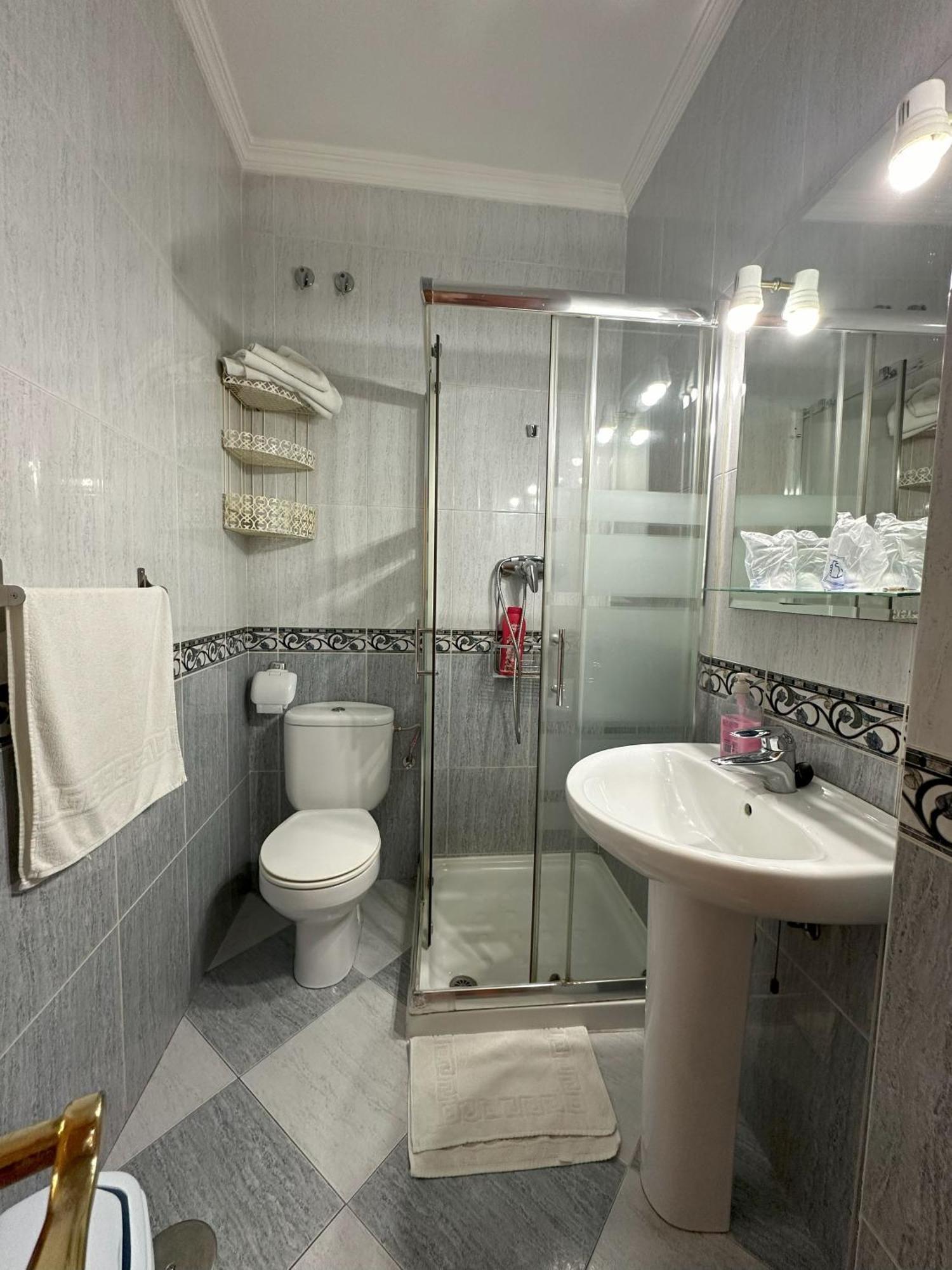 טברנס Hostal Avenida מראה חיצוני תמונה
