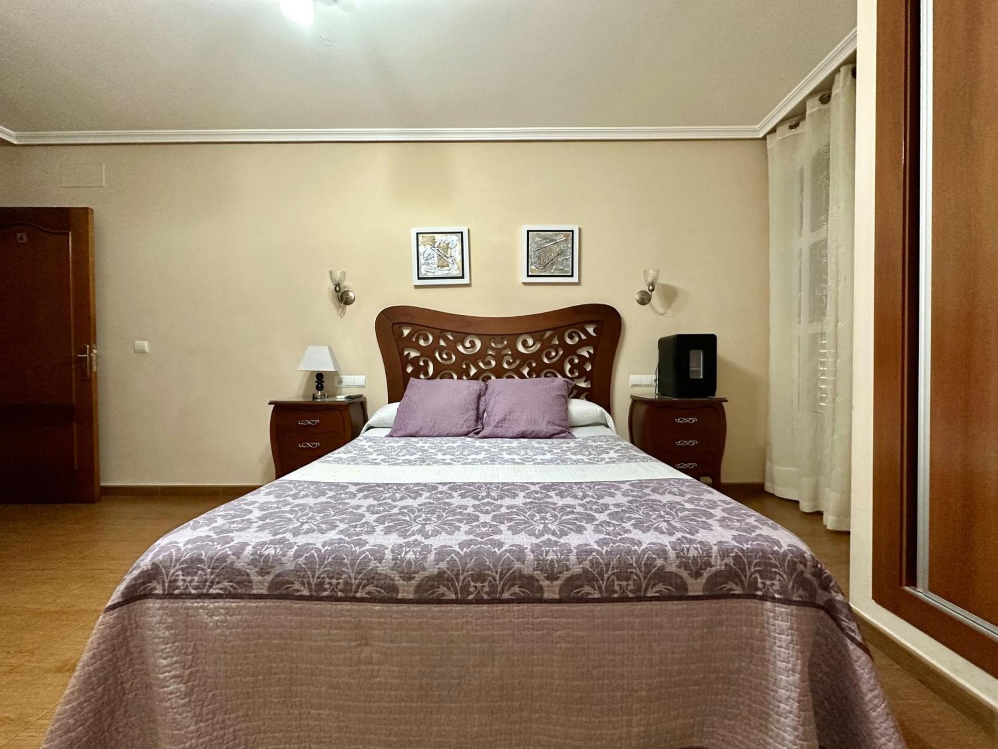 טברנס Hostal Avenida מראה חיצוני תמונה