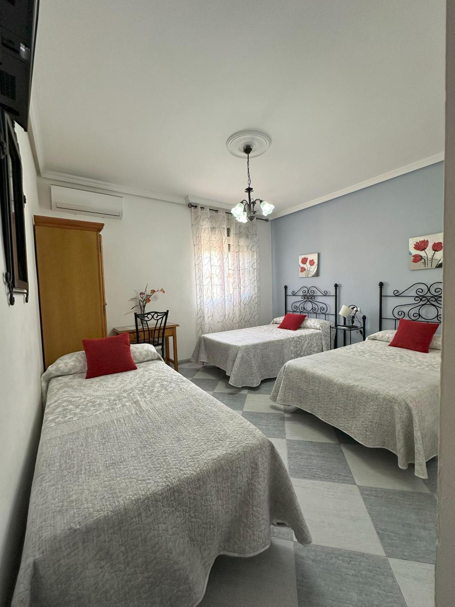 טברנס Hostal Avenida מראה חיצוני תמונה