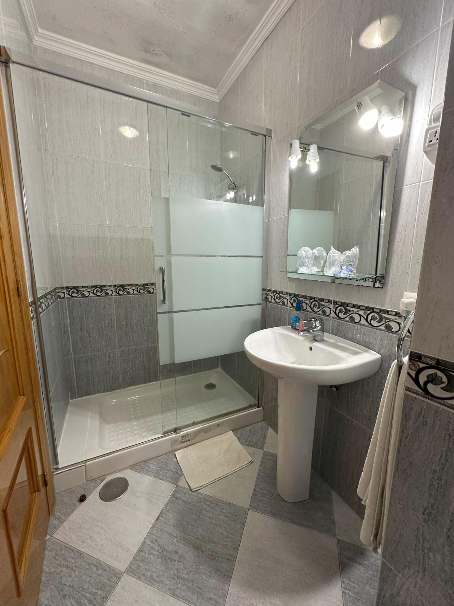 טברנס Hostal Avenida מראה חיצוני תמונה