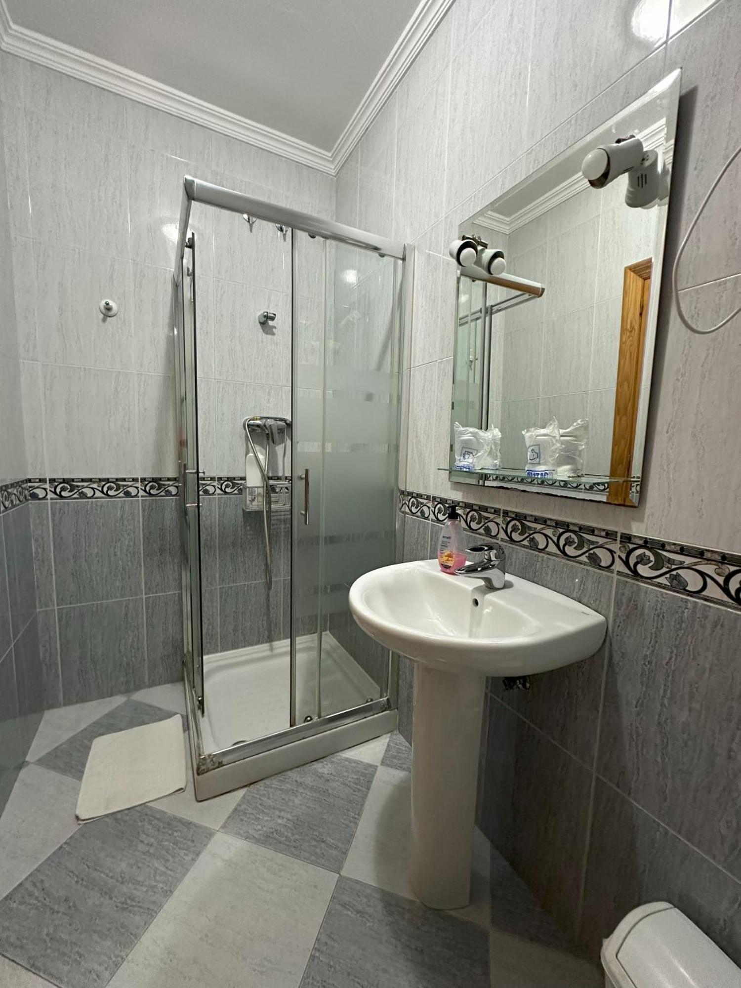 טברנס Hostal Avenida מראה חיצוני תמונה