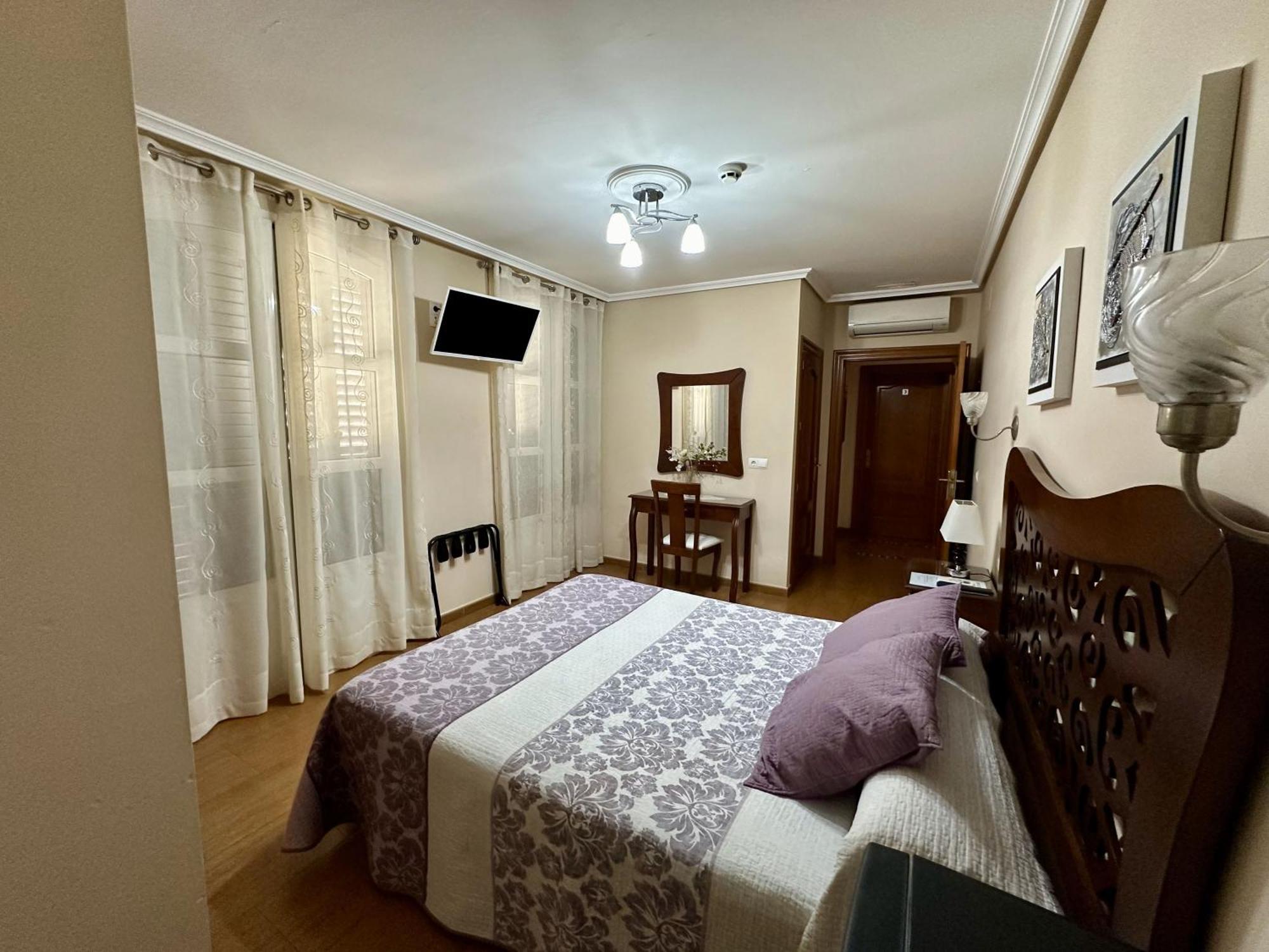 טברנס Hostal Avenida מראה חיצוני תמונה