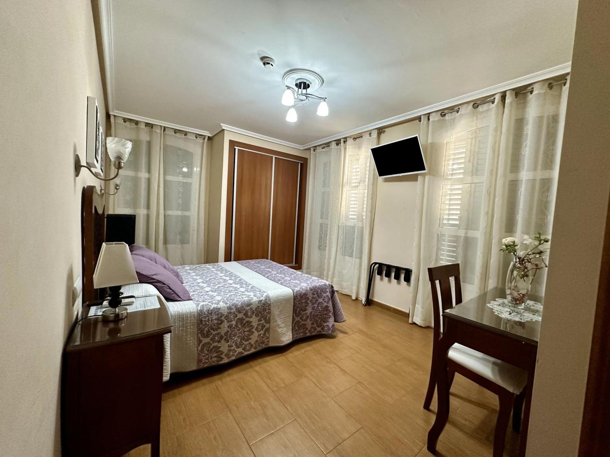 טברנס Hostal Avenida מראה חיצוני תמונה