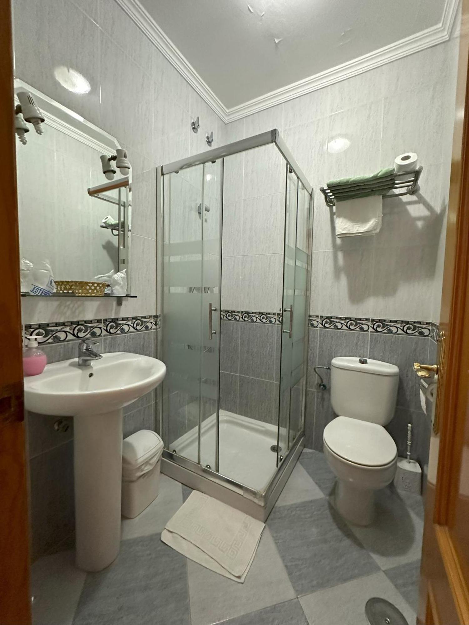 טברנס Hostal Avenida מראה חיצוני תמונה