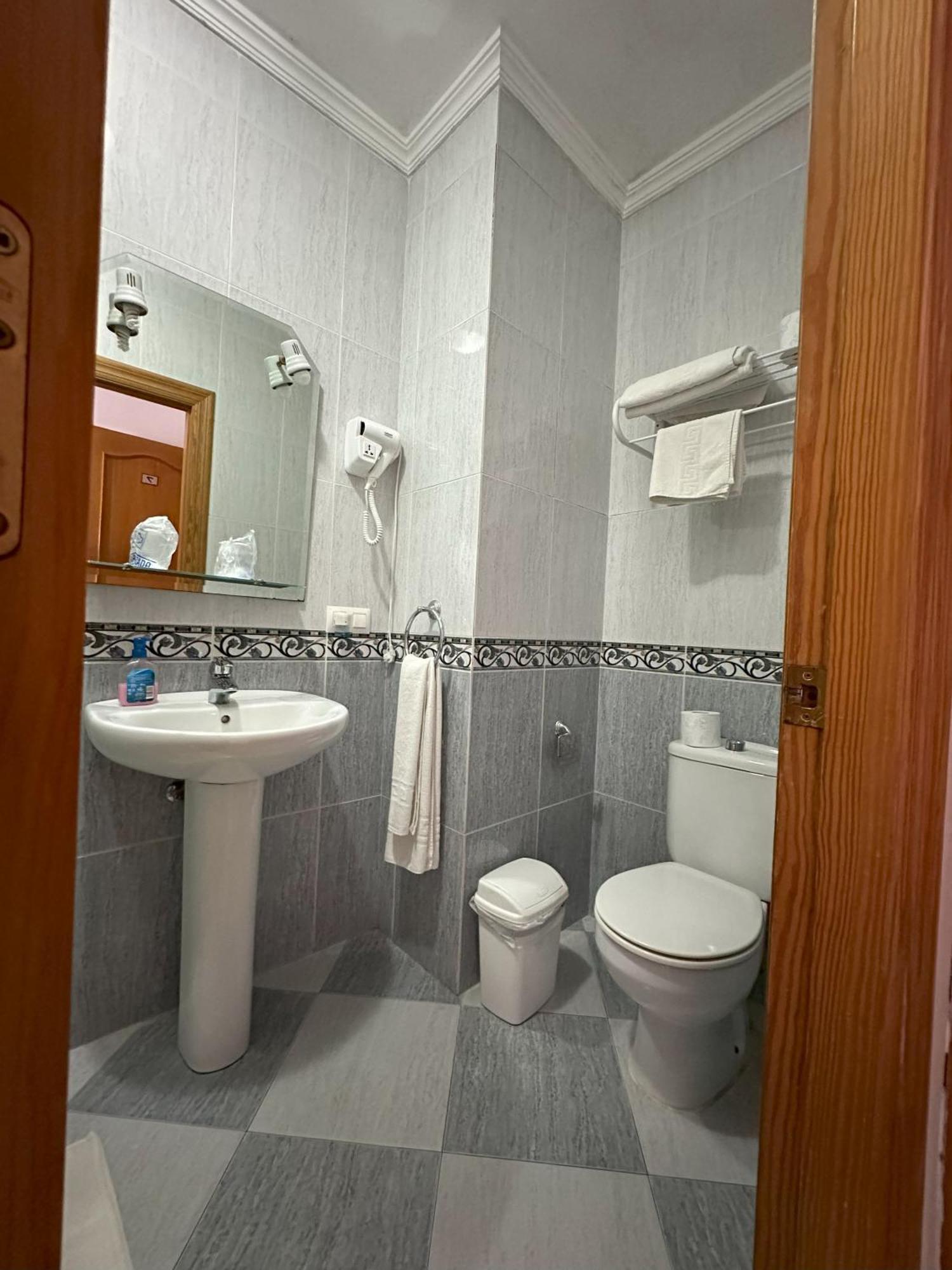 טברנס Hostal Avenida מראה חיצוני תמונה