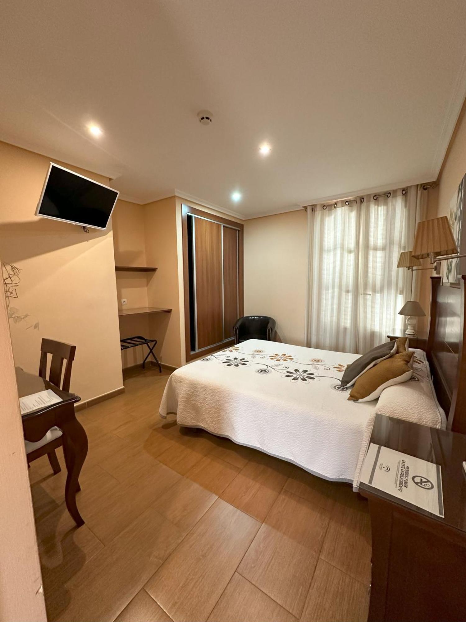 טברנס Hostal Avenida מראה חיצוני תמונה