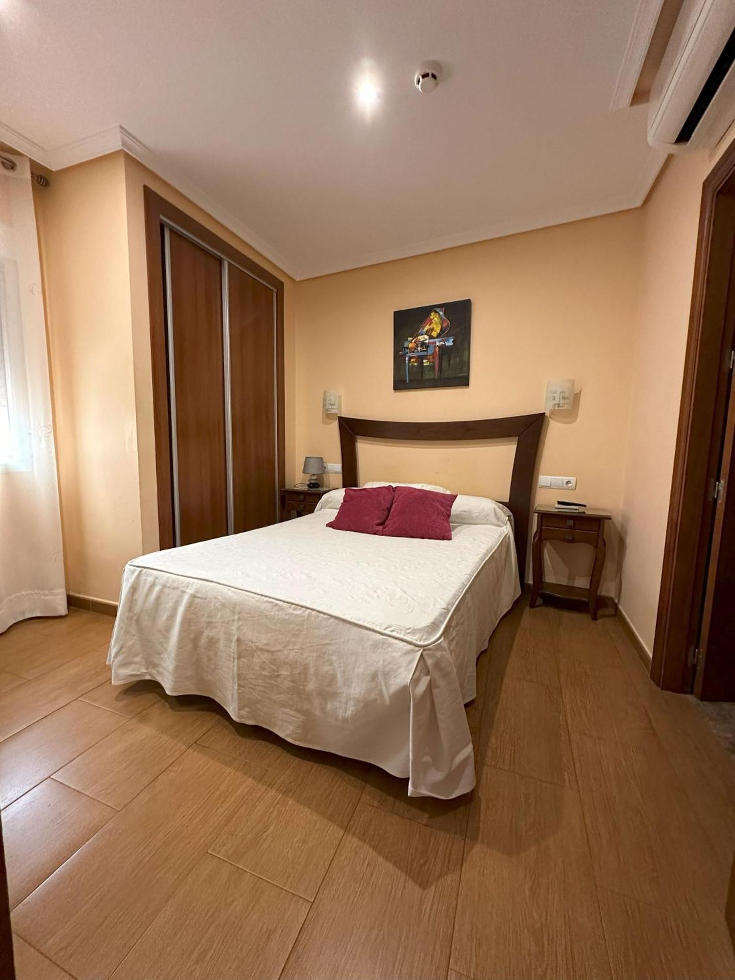 טברנס Hostal Avenida מראה חיצוני תמונה