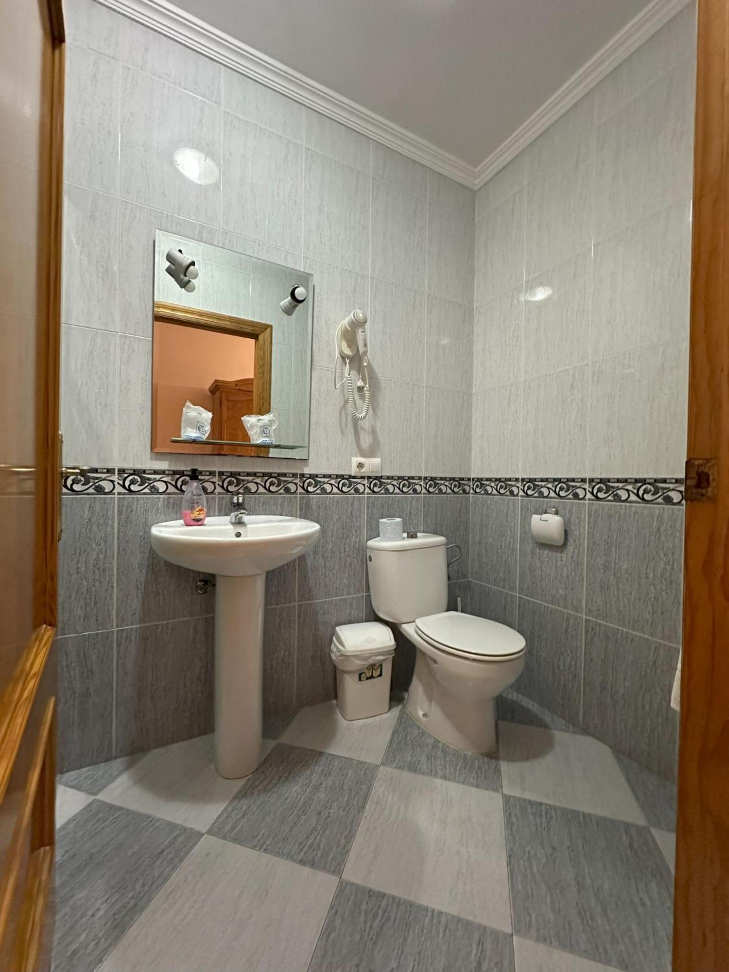 טברנס Hostal Avenida מראה חיצוני תמונה